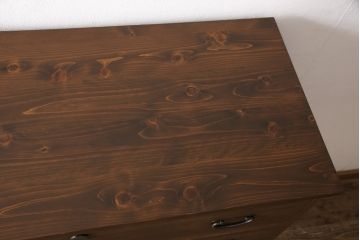 3段重ね桐箪笥をローボードとチェストにリメイク!上段は引き戸に組子ガラスをはめ込み、木製脚を取り付け。中段・下段は合わせてチェストに。いずれも天板を取り付けてオーク系着色仕上げ。