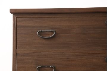 3段重ね桐箪笥をローボードとチェストにリメイク!上段は引き戸に組子ガラスをはめ込み、木製脚を取り付け。中段・下段は合わせてチェストに。いずれも天板を取り付けてオーク系着色仕上げ。