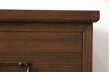 3段重ね桐箪笥をローボードとチェストにリメイク!上段は引き戸に組子ガラスをはめ込み、木製脚を取り付け。中段・下段は合わせてチェストに。いずれも天板を取り付けてオーク系着色仕上げ。