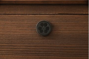 3段重ね桐箪笥をローボードとチェストにリメイク!上段は引き戸に組子ガラスをはめ込み、木製脚を取り付け。中段・下段は合わせてチェストに。いずれも天板を取り付けてオーク系着色仕上げ。