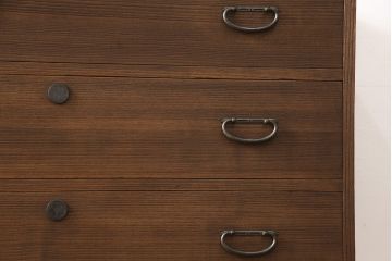 3段重ね桐箪笥をローボードとチェストにリメイク!上段は引き戸に組子ガラスをはめ込み、木製脚を取り付け。中段・下段は合わせてチェストに。いずれも天板を取り付けてオーク系着色仕上げ。