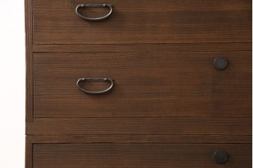3段重ね桐箪笥をローボードとチェストにリメイク!上段は引き戸に組子ガラスをはめ込み、木製脚を取り付け。中段・下段は合わせてチェストに。いずれも天板を取り付けてオーク系着色仕上げ。