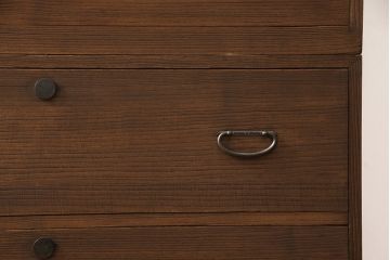 3段重ね桐箪笥をローボードとチェストにリメイク!上段は引き戸に組子ガラスをはめ込み、木製脚を取り付け。中段・下段は合わせてチェストに。いずれも天板を取り付けてオーク系着色仕上げ。