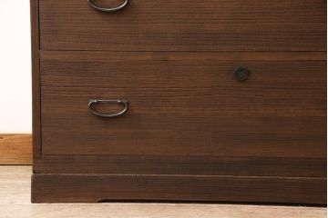 3段重ね桐箪笥をローボードとチェストにリメイク!上段は引き戸に組子ガラスをはめ込み、木製脚を取り付け。中段・下段は合わせてチェストに。いずれも天板を取り付けてオーク系着色仕上げ。