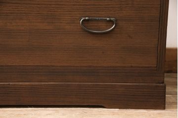 3段重ね桐箪笥をローボードとチェストにリメイク!上段は引き戸に組子ガラスをはめ込み、木製脚を取り付け。中段・下段は合わせてチェストに。いずれも天板を取り付けてオーク系着色仕上げ。