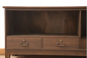 3段重ね桐箪笥を2つのサイドボードとローチェストにリメイク!上段は引き戸に丸ガラスをはめ込み、開き戸内に棚板を1枚追加。中段は取っ手を交換。サイドボードは木製脚の追加。全てにヒノキ材の天板を取り付けて、オーク系の着色仕上げ。