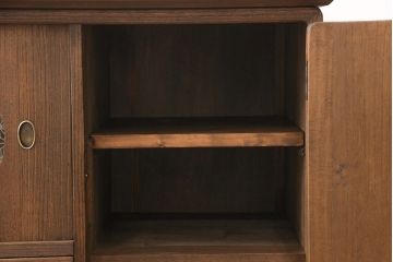 3段重ね桐箪笥を2つのサイドボードとローチェストにリメイク!上段は引き戸に丸ガラスをはめ込み、開き戸内に棚板を1枚追加。中段は取っ手を交換。サイドボードは木製脚の追加。全てにヒノキ材の天板を取り付けて、オーク系の着色仕上げ。