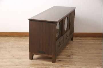 3段重ね桐箪笥を2つのサイドボードとローチェストにリメイク!上段は引き戸に丸ガラスをはめ込み、開き戸内に棚板を1枚追加。中段は取っ手を交換。サイドボードは木製脚の追加。全てにヒノキ材の天板を取り付けて、オーク系の着色仕上げ。