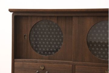 3段重ね桐箪笥を2つのサイドボードとローチェストにリメイク!上段は引き戸に丸ガラスをはめ込み、開き戸内に棚板を1枚追加。中段は取っ手を交換。サイドボードは木製脚の追加。全てにヒノキ材の天板を取り付けて、オーク系の着色仕上げ。