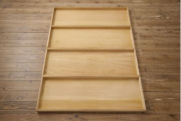 3段重ね桐箪笥を2つのサイドボードとローチェストにリメイク!上段は引き戸に丸ガラスをはめ込み、開き戸内に棚板を1枚追加。中段は取っ手を交換。サイドボードは木製脚の追加。全てにヒノキ材の天板を取り付けて、オーク系の着色仕上げ。