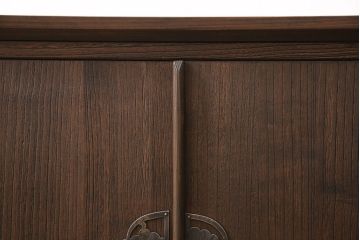 3段重ね桐箪笥を2つのサイドボードとローチェストにリメイク!上段は引き戸に丸ガラスをはめ込み、開き戸内に棚板を1枚追加。中段は取っ手を交換。サイドボードは木製脚の追加。全てにヒノキ材の天板を取り付けて、オーク系の着色仕上げ。