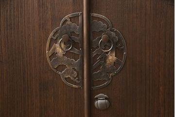3段重ね桐箪笥を2つのサイドボードとローチェストにリメイク!上段は引き戸に丸ガラスをはめ込み、開き戸内に棚板を1枚追加。中段は取っ手を交換。サイドボードは木製脚の追加。全てにヒノキ材の天板を取り付けて、オーク系の着色仕上げ。