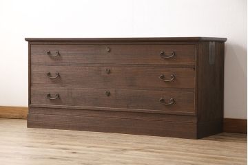 3段重ね桐箪笥を2つのサイドボードとローチェストにリメイク!上段は引き戸に丸ガラスをはめ込み、開き戸内に棚板を1枚追加。中段は取っ手を交換。サイドボードは木製脚の追加。全てにヒノキ材の天板を取り付けて、オーク系の着色仕上げ。