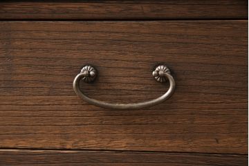 3段重ね桐箪笥を2つのサイドボードとローチェストにリメイク!上段は引き戸に丸ガラスをはめ込み、開き戸内に棚板を1枚追加。中段は取っ手を交換。サイドボードは木製脚の追加。全てにヒノキ材の天板を取り付けて、オーク系の着色仕上げ。