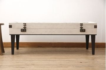 コレクター・リビングテーブルを綺麗に再生!高品質リペアを施し、木部の塗装を剥離してアンティークホワイトでペイント仕上げ。
