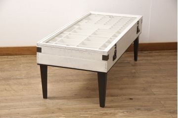 コレクター・リビングテーブルを綺麗に再生!高品質リペアを施し、木部の塗装を剥離してアンティークホワイトでペイント仕上げ。
