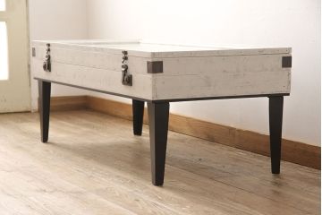 コレクター・リビングテーブルを綺麗に再生!高品質リペアを施し、木部の塗装を剥離してアンティークホワイトでペイント仕上げ。