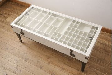 コレクター・リビングテーブルを綺麗に再生!高品質リペアを施し、木部の塗装を剥離してアンティークホワイトでペイント仕上げ。