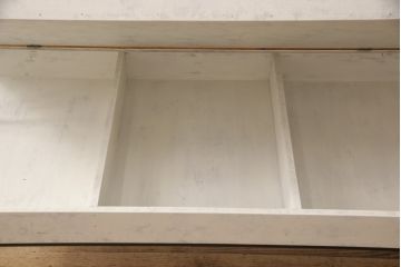 コレクター・リビングテーブルを綺麗に再生!高品質リペアを施し、木部の塗装を剥離してアンティークホワイトでペイント仕上げ。