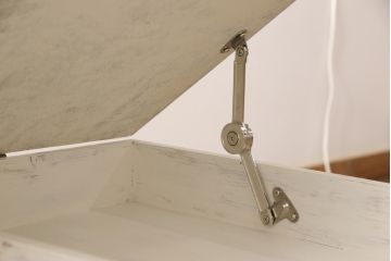 コレクター・リビングテーブルを綺麗に再生!高品質リペアを施し、木部の塗装を剥離してアンティークホワイトでペイント仕上げ。