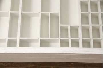 コレクター・リビングテーブルを綺麗に再生!高品質リペアを施し、木部の塗装を剥離してアンティークホワイトでペイント仕上げ。