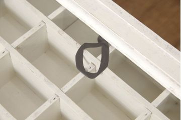 コレクター・リビングテーブルを綺麗に再生!高品質リペアを施し、木部の塗装を剥離してアンティークホワイトでペイント仕上げ。