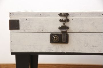 コレクター・リビングテーブルを綺麗に再生!高品質リペアを施し、木部の塗装を剥離してアンティークホワイトでペイント仕上げ。