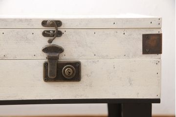 コレクター・リビングテーブルを綺麗に再生!高品質リペアを施し、木部の塗装を剥離してアンティークホワイトでペイント仕上げ。
