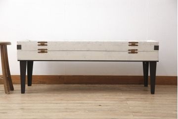 コレクター・リビングテーブルを綺麗に再生!高品質リペアを施し、木部の塗装を剥離してアンティークホワイトでペイント仕上げ。