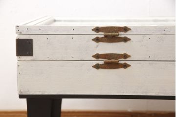コレクター・リビングテーブルを綺麗に再生!高品質リペアを施し、木部の塗装を剥離してアンティークホワイトでペイント仕上げ。