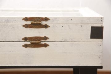 コレクター・リビングテーブルを綺麗に再生!高品質リペアを施し、木部の塗装を剥離してアンティークホワイトでペイント仕上げ。