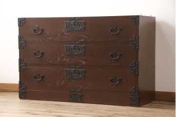 和箪笥を綺麗に再生!高品質リペアを施し、カビを取り、部材を交換。