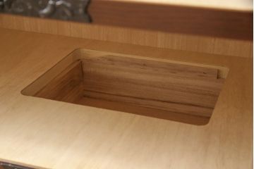 和箪笥を綺麗に再生!高品質リペアを施し、カビを取り、部材を交換。