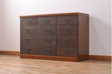 ローボードを使いやすくリメイク!高品質リペアを施し、引き出しの前板を交換。取っ手を取り付けて、前板部分を濃茶に着色仕上げ。