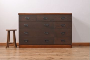 ローボードを使いやすくリメイク!高品質リペアを施し、引き出しの前板を交換。取っ手を取り付けて、前板部分を濃茶に着色仕上げ。