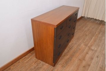ローボードを使いやすくリメイク!高品質リペアを施し、引き出しの前板を交換。取っ手を取り付けて、前板部分を濃茶に着色仕上げ。