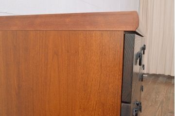 ローボードを使いやすくリメイク!高品質リペアを施し、引き出しの前板を交換。取っ手を取り付けて、前板部分を濃茶に着色仕上げ。