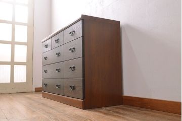 ローボードを使いやすくリメイク!高品質リペアを施し、引き出しの前板を交換。取っ手を取り付けて、前板部分を濃茶に着色仕上げ。
