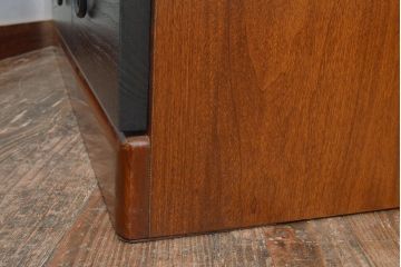 ローボードを使いやすくリメイク!高品質リペアを施し、引き出しの前板を交換。取っ手を取り付けて、前板部分を濃茶に着色仕上げ。