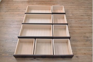 ローボードを使いやすくリメイク!高品質リペアを施し、引き出しの前板を交換。取っ手を取り付けて、前板部分を濃茶に着色仕上げ。