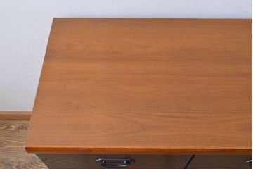 ローボードを使いやすくリメイク!高品質リペアを施し、引き出しの前板を交換。取っ手を取り付けて、前板部分を濃茶に着色仕上げ。