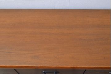 ローボードを使いやすくリメイク!高品質リペアを施し、引き出しの前板を交換。取っ手を取り付けて、前板部分を濃茶に着色仕上げ。