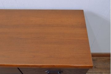 ローボードを使いやすくリメイク!高品質リペアを施し、引き出しの前板を交換。取っ手を取り付けて、前板部分を濃茶に着色仕上げ。