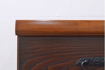 ローボードを使いやすくリメイク!高品質リペアを施し、引き出しの前板を交換。取っ手を取り付けて、前板部分を濃茶に着色仕上げ。