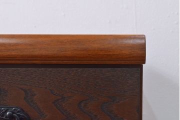 ローボードを使いやすくリメイク!高品質リペアを施し、引き出しの前板を交換。取っ手を取り付けて、前板部分を濃茶に着色仕上げ。