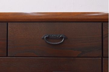 ローボードを使いやすくリメイク!高品質リペアを施し、引き出しの前板を交換。取っ手を取り付けて、前板部分を濃茶に着色仕上げ。