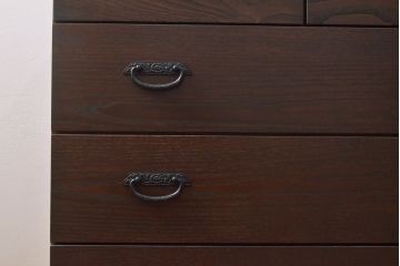 ローボードを使いやすくリメイク!高品質リペアを施し、引き出しの前板を交換。取っ手を取り付けて、前板部分を濃茶に着色仕上げ。