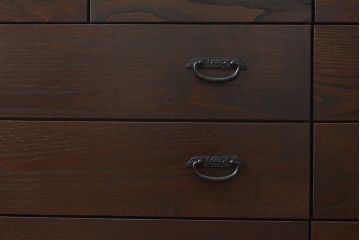 ローボードを使いやすくリメイク!高品質リペアを施し、引き出しの前板を交換。取っ手を取り付けて、前板部分を濃茶に着色仕上げ。