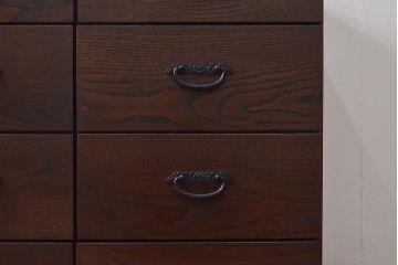ローボードを使いやすくリメイク!高品質リペアを施し、引き出しの前板を交換。取っ手を取り付けて、前板部分を濃茶に着色仕上げ。