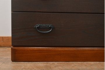ローボードを使いやすくリメイク!高品質リペアを施し、引き出しの前板を交換。取っ手を取り付けて、前板部分を濃茶に着色仕上げ。